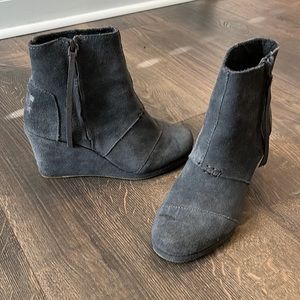 Toms Desert Wedge ankle boots size 6.5 gray  suede